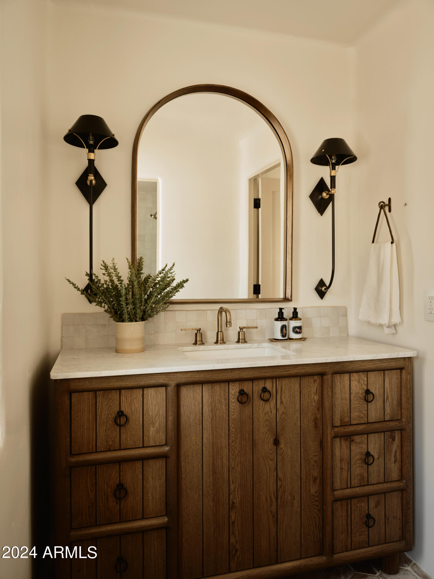 9015 Morning Glory Road Paradise Valley, AZ 85253 - Photo 14 of 33 GUEST BATH