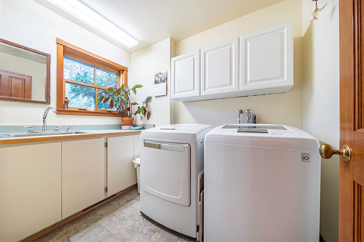 255 Davidson Road Williams, OR 97544 - Photo 28 of 82 Laundry Room