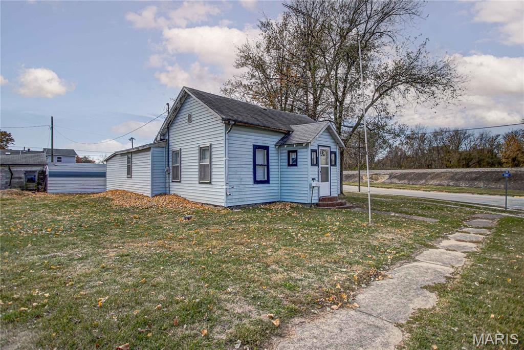 338 West Rowe Street Roodhouse, IL 62082 - Photo 8 of 34