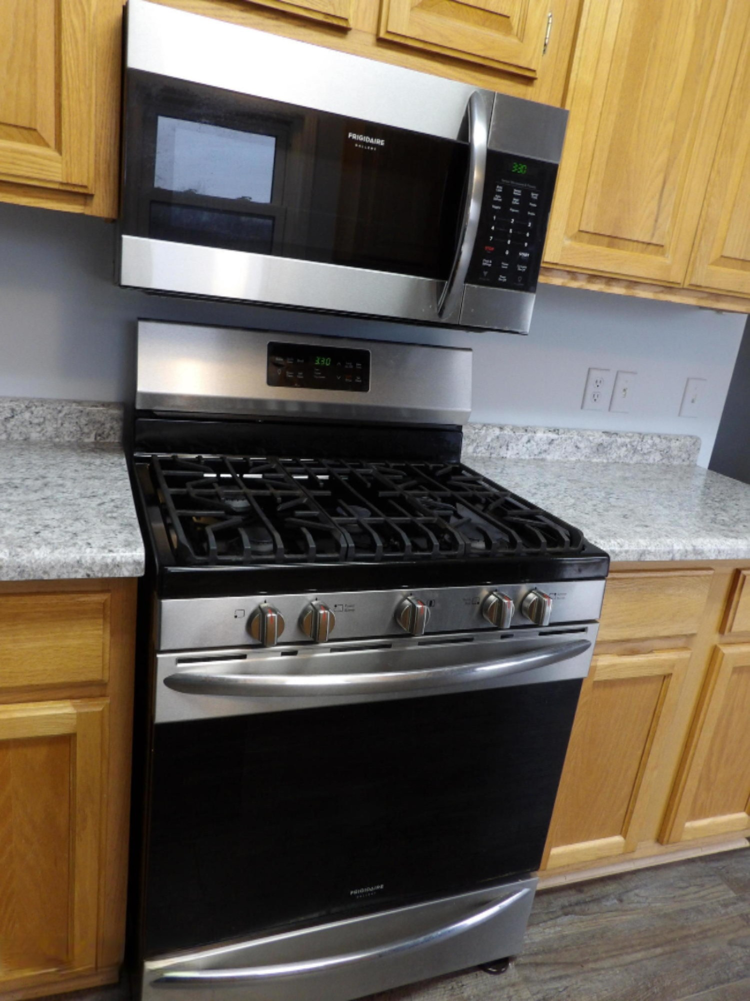 4080 Barber Road Hastings, MI 49058 - Photo 25 of 41 Range/micro wave