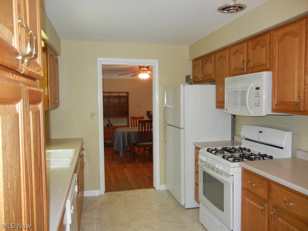 1189 Oakes Road Broadview Heights, OH 44147 - Photo 5 of 19 Updated kitchen with oak cabinets, brand new floor....