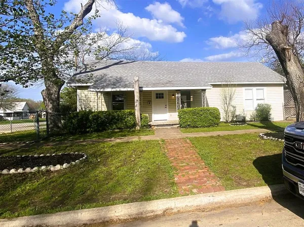 $1,850 | 308 North Shawnee Street, Ennis, TX 75119