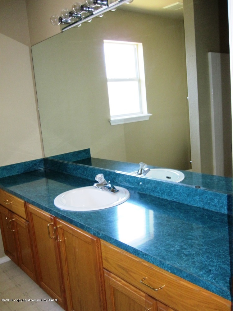 1117 Shasta Drive Amarillo, TX 79110 - Photo 27 of 31 Bathroom 2