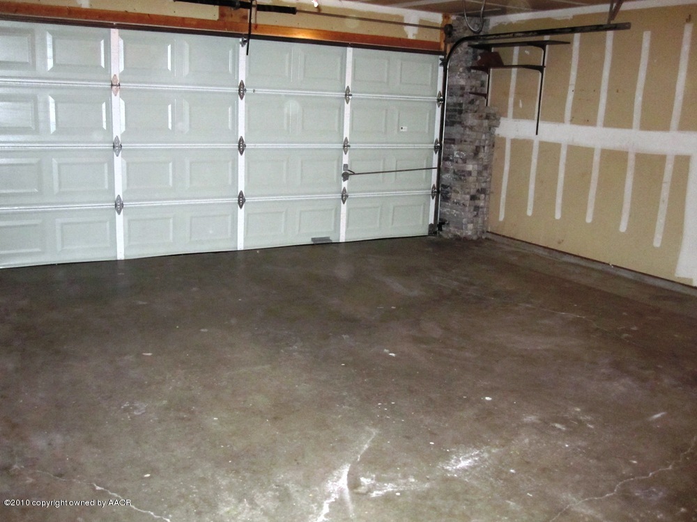 1117 Shasta Drive Amarillo, TX 79110 - Photo 30 of 31 Garage