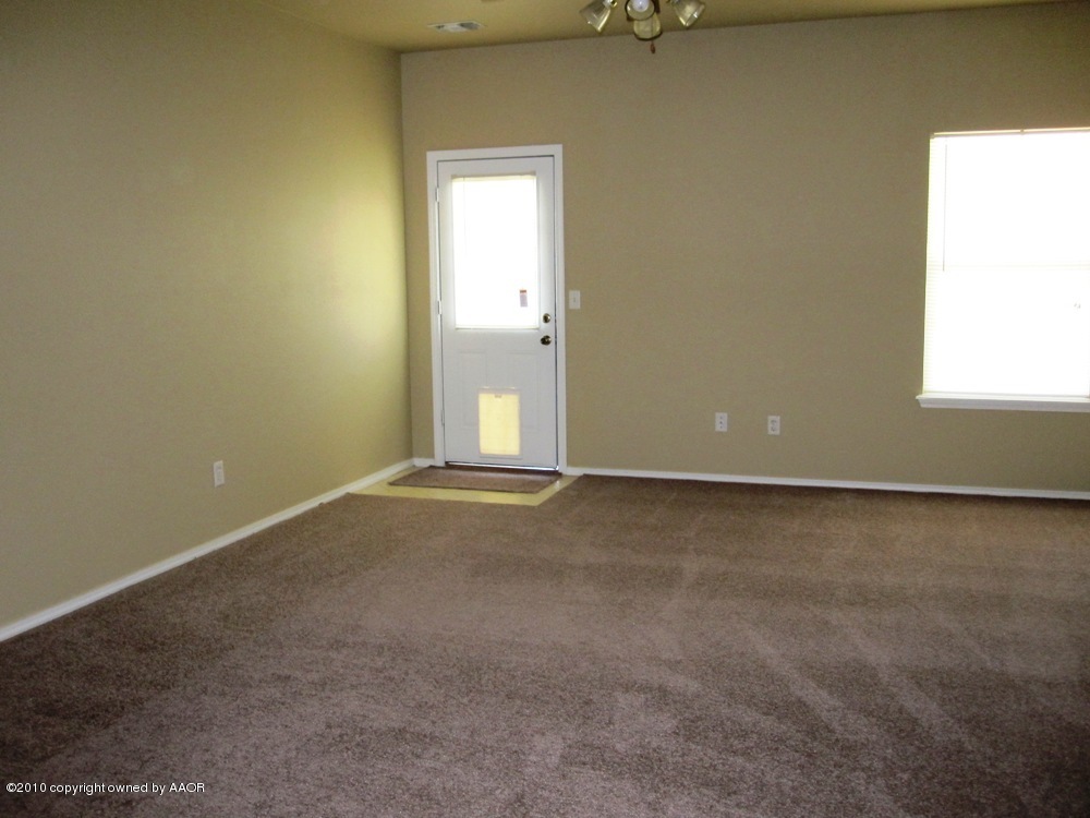 1117 Shasta Drive Amarillo, TX 79110 - Photo 6 of 31 Living Room