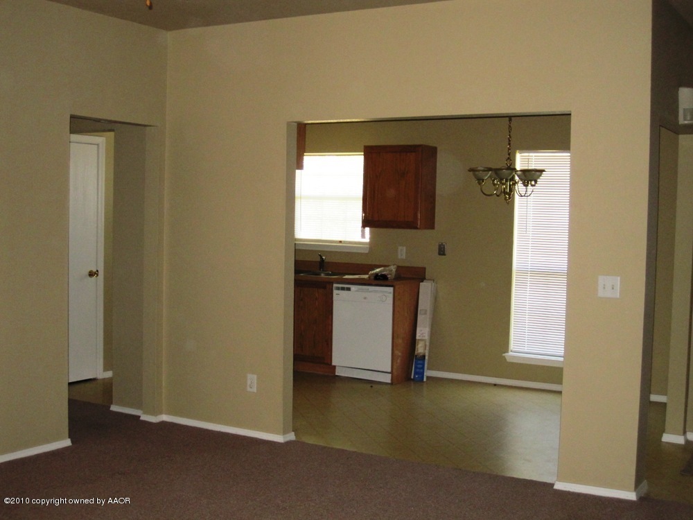 1117 Shasta Drive Amarillo, TX 79110 - Photo 8 of 31 Living Room/Dining Room
