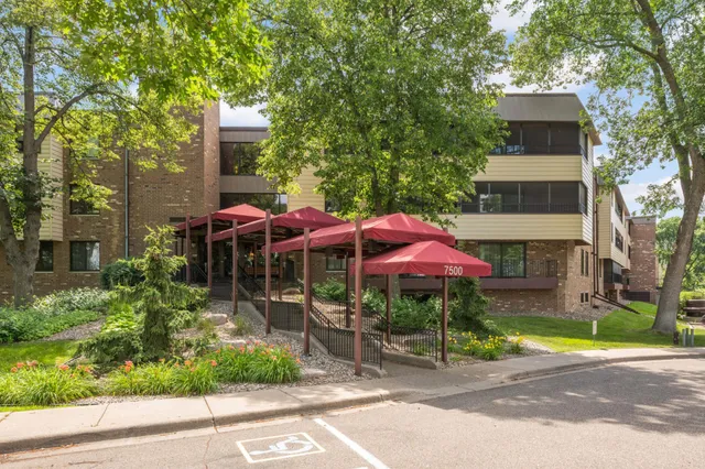 $1,995 | 7500 Cahill Road, Unit 308C, Edina, MN 55439