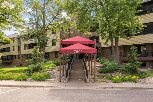 $1,995 | 7500 Cahill Road, Unit XXXC, Edina, MN 55439