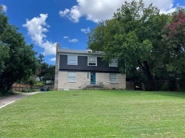 a view of a house with a yard