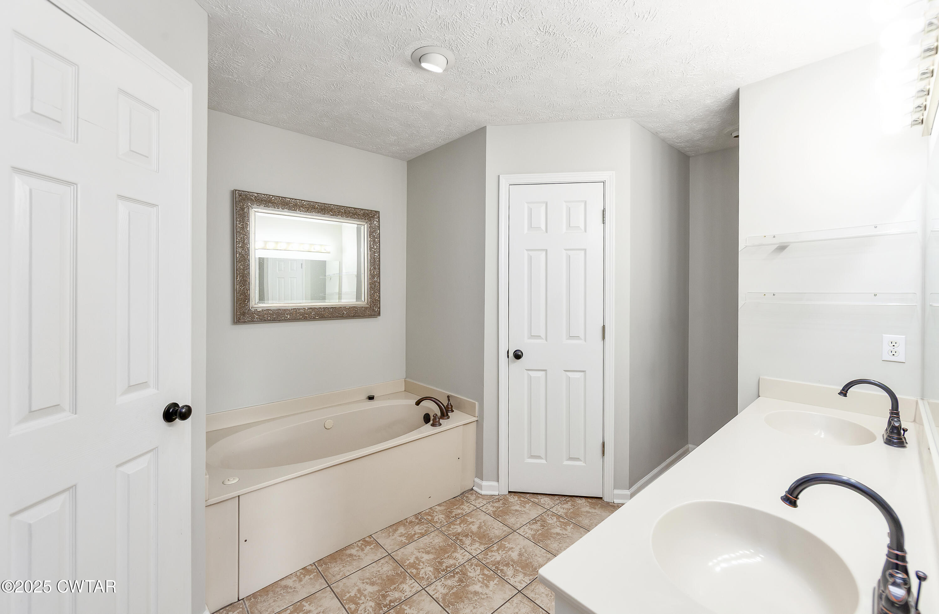 175 Willow Branch Drive Jackson, TN 38305 - Photo 22 of 39 a bathroom with bathtub and shower