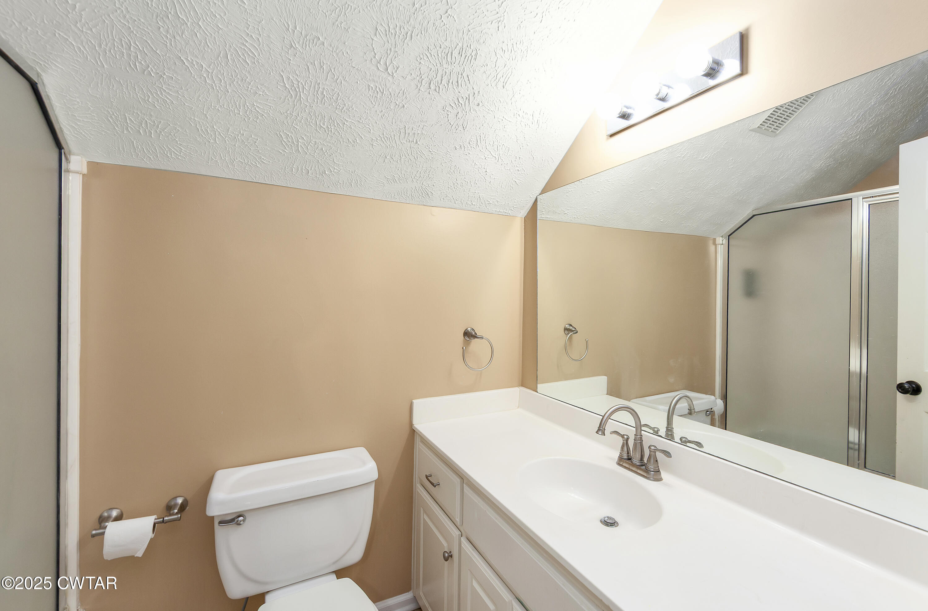 175 Willow Branch Drive Jackson, TN 38305 - Photo 28 of 39 a bathroom with a toilet a sink and a mirror