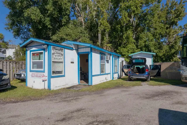 a view of a backyard