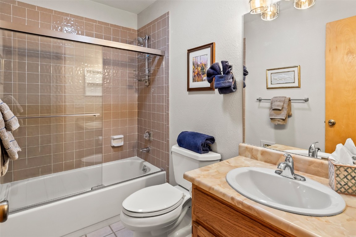 9430 Ryan Gulch Road, Unit 9453 Silverthorne, CO 80498 - Photo 14 of 28 a bathroom with a sink toilet and shower