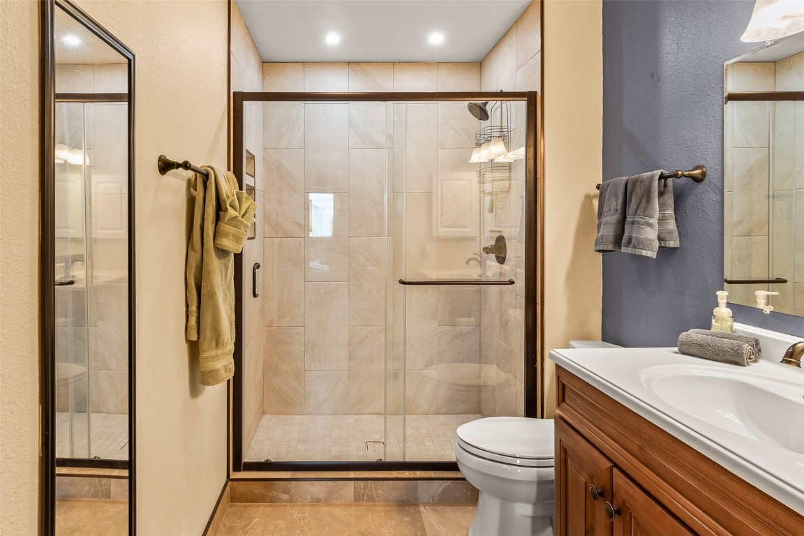 9430 Ryan Gulch Road, Unit 9453 Silverthorne, CO 80498 - Photo 3 of 28 a bathroom with a shower toilet and sink