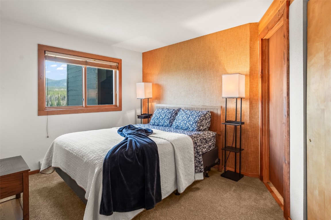 9430 Ryan Gulch Road, Unit 9453 Silverthorne, CO 80498 - Photo 4 of 28 a bedroom with a bed and a window