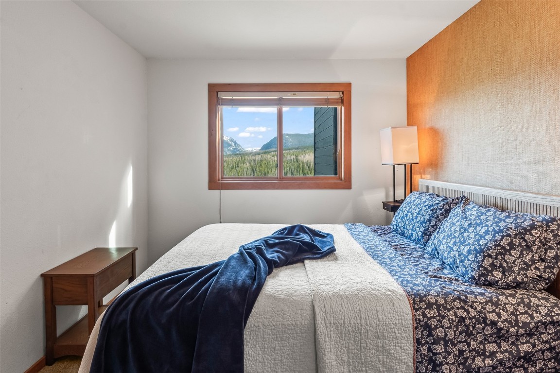 9430 Ryan Gulch Road, Unit 9453 Silverthorne, CO 80498 - Photo 5 of 28 a bedroom with a bed and a window