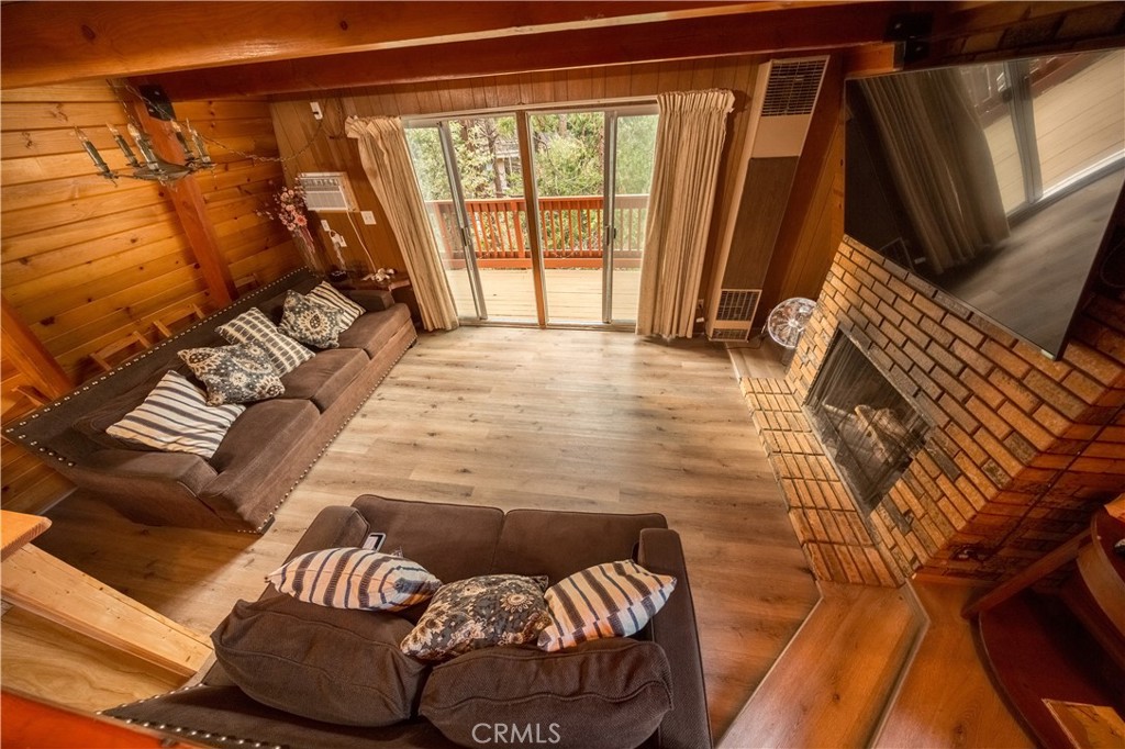 512 Shady Dell Crestline, CA 92325 - Photo 4 of 42 a bedroom with a bed and a window