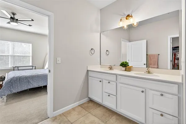 a en suite bathroom with double vanity and a mirror