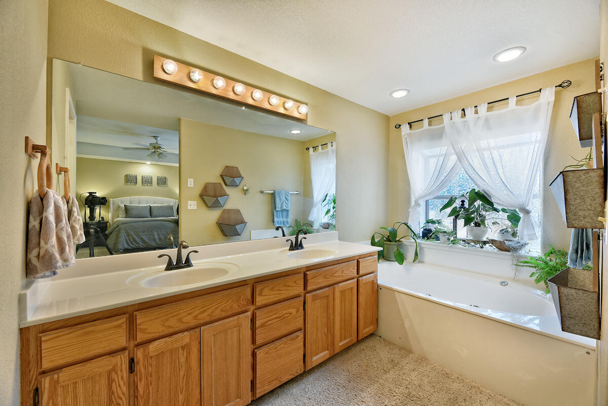 4725 Hillcrest Road Medford, OR 97504 - Photo 24 of 38 The primary bath features dual vanity, jetted tub, and bay window.