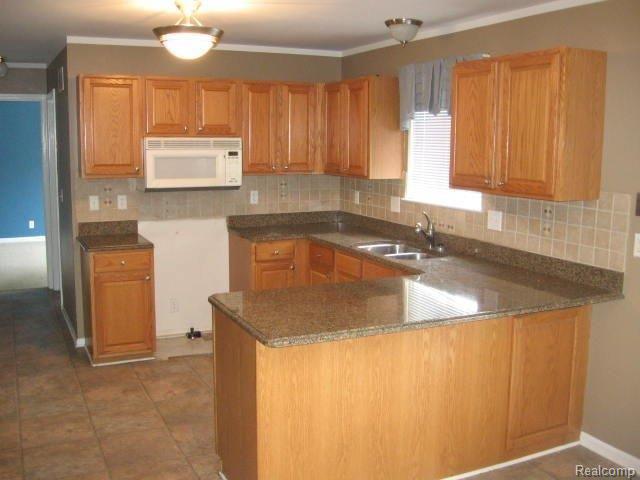 2933 Gravel Ridge Drive Rochester, MI 48307 - Photo 4 of 15 011