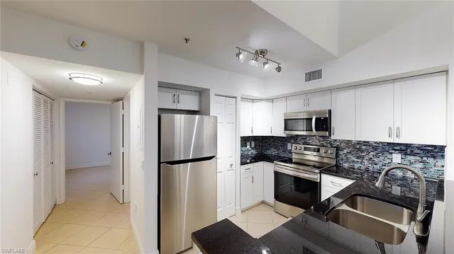 $2,250 | 1210 Wildwood Lakes Boulevard, Unit 306, Naples, FL 34104