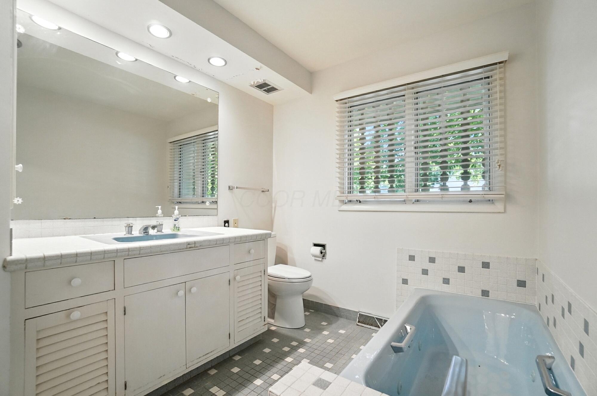 3885 Woodbridge Road Columbus, OH 43220 - Photo 62 of 158 058
