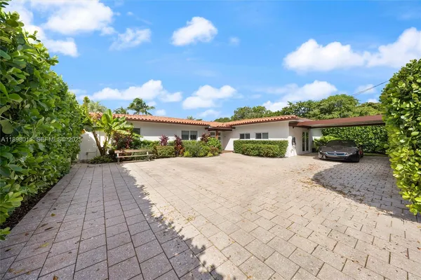 a view of a house with a yard