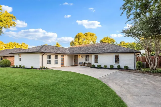 a view of a yard in front of a house
