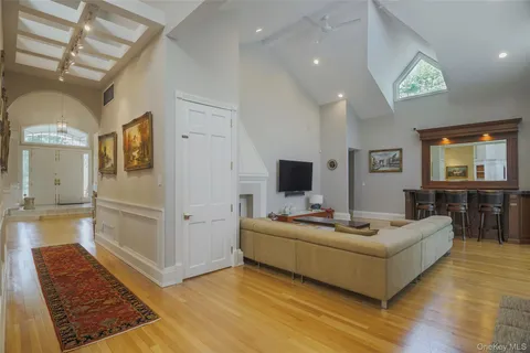 $3,499,999 | 1095 Pine Valley Road, Oyster Bay, NY 11771