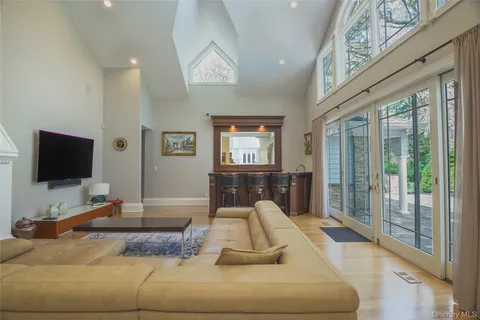 $3,499,999 | 1095 Pine Valley Road, Oyster Bay, NY 11771