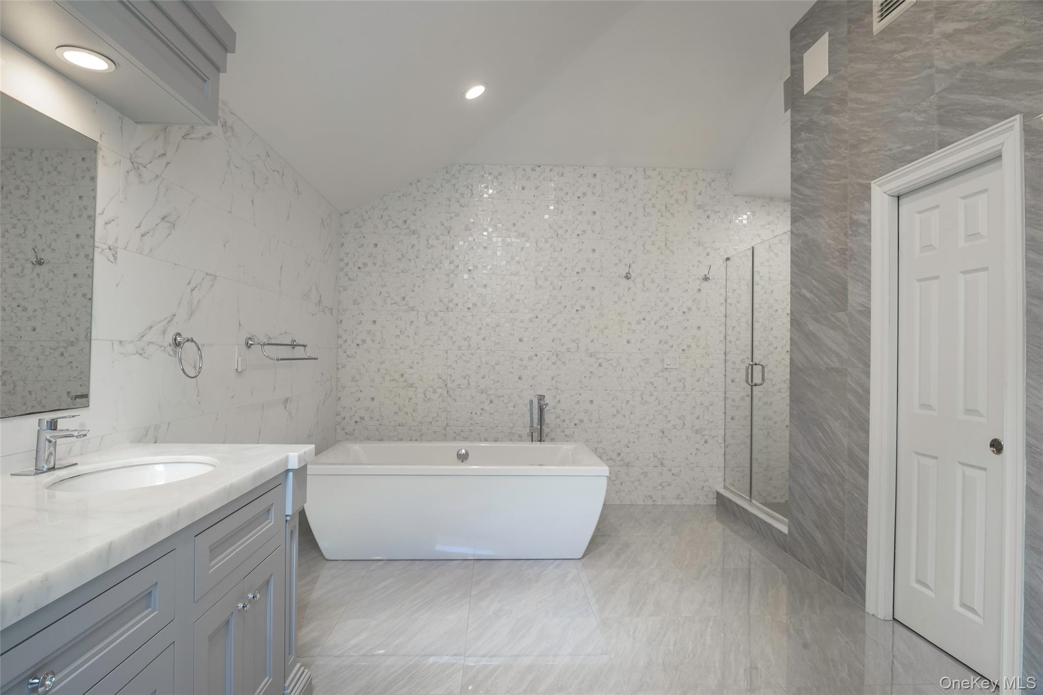 1095 Pine Valley Road Oyster Bay, NY 11771 - Photo 23 of 50