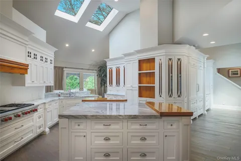 $3,499,999 | 1095 Pine Valley Road, Oyster Bay, NY 11771
