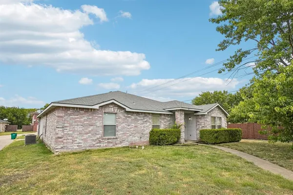 $285,000 | 659 Pondview Drive, Cedar Hill, TX 75104