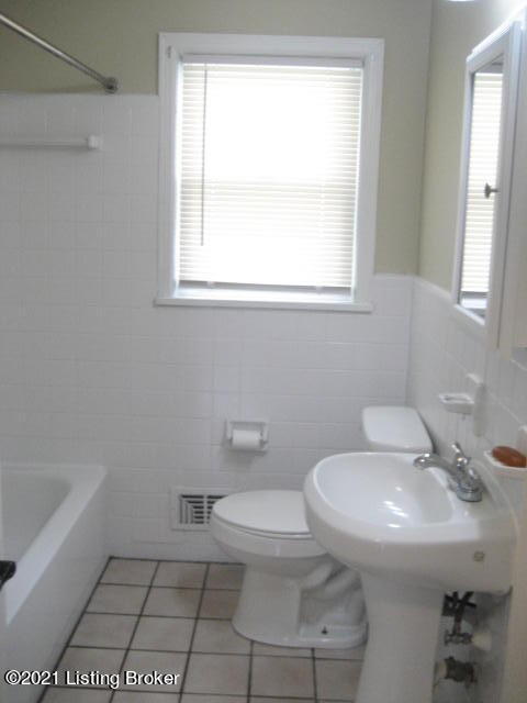 4624 Beechbrook Road Louisville, KY 40218 - Photo 10 of 17 Bath