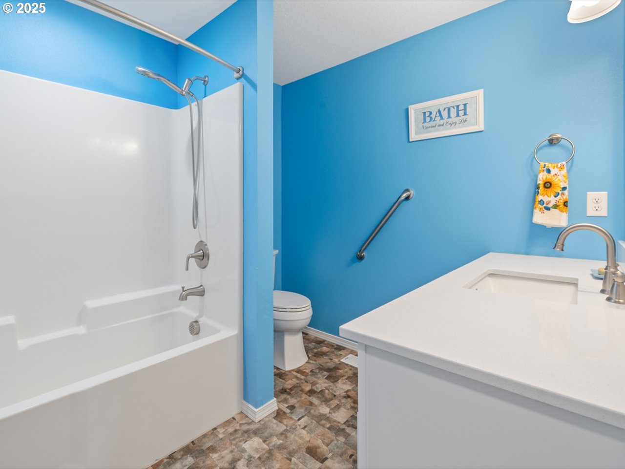 38115 Scravel Hill Road Northeast Albany, OR 97322 - Photo 14 of 46 a bathroom with a sink a toilet and bathtub