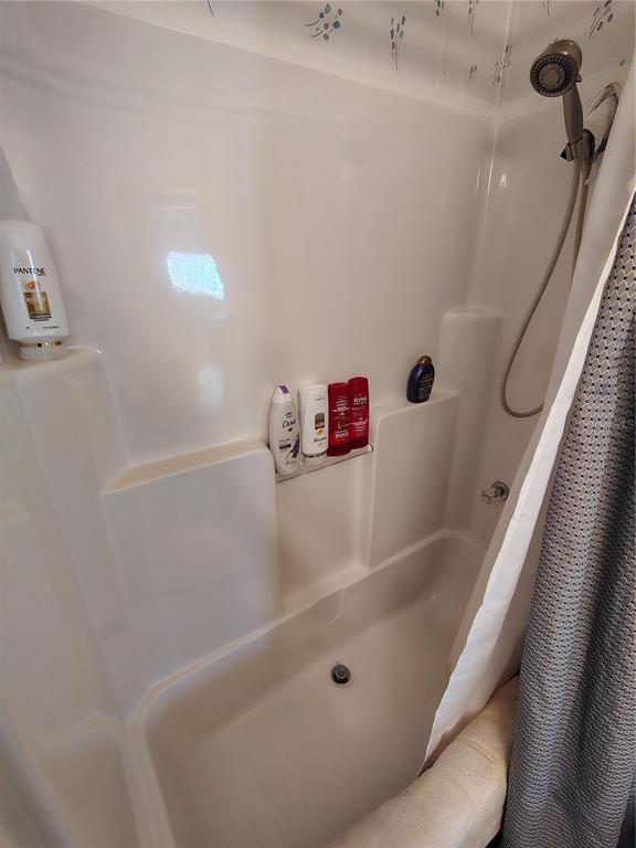 116 Lyonia Lane Wildwood, FL 34785 - Photo 24 of 37 a bathroom with a bathtub