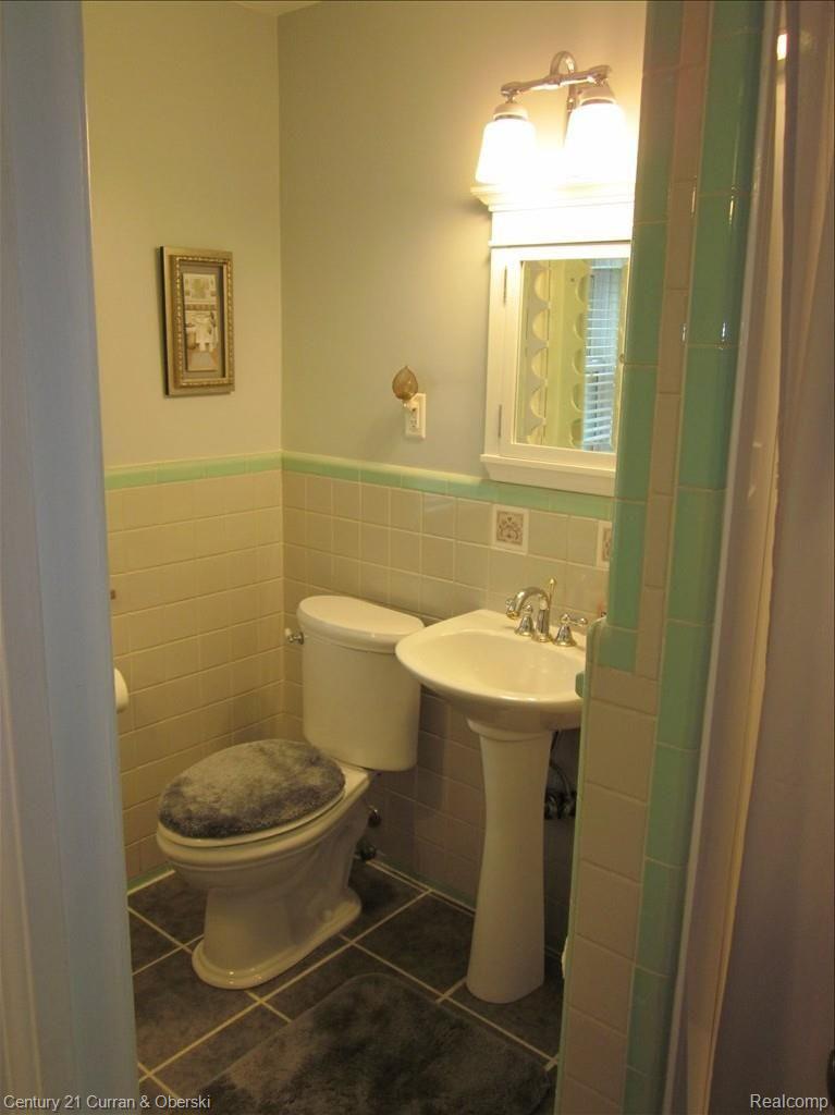 23602 Military Road Dearborn Heights, MI 48127 - Photo 12 of 22 MASTER BATH