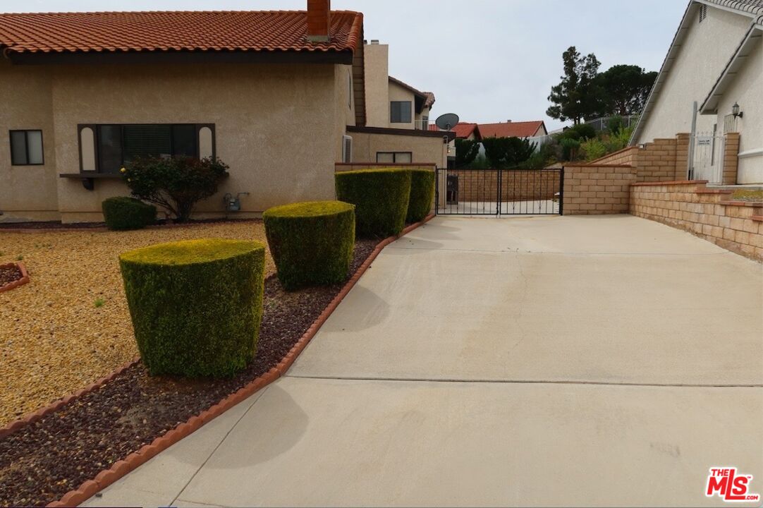 13330 Tamarisk Road Victorville, CA 92395 - Photo 6 of 33 a view of a terrace with chairs