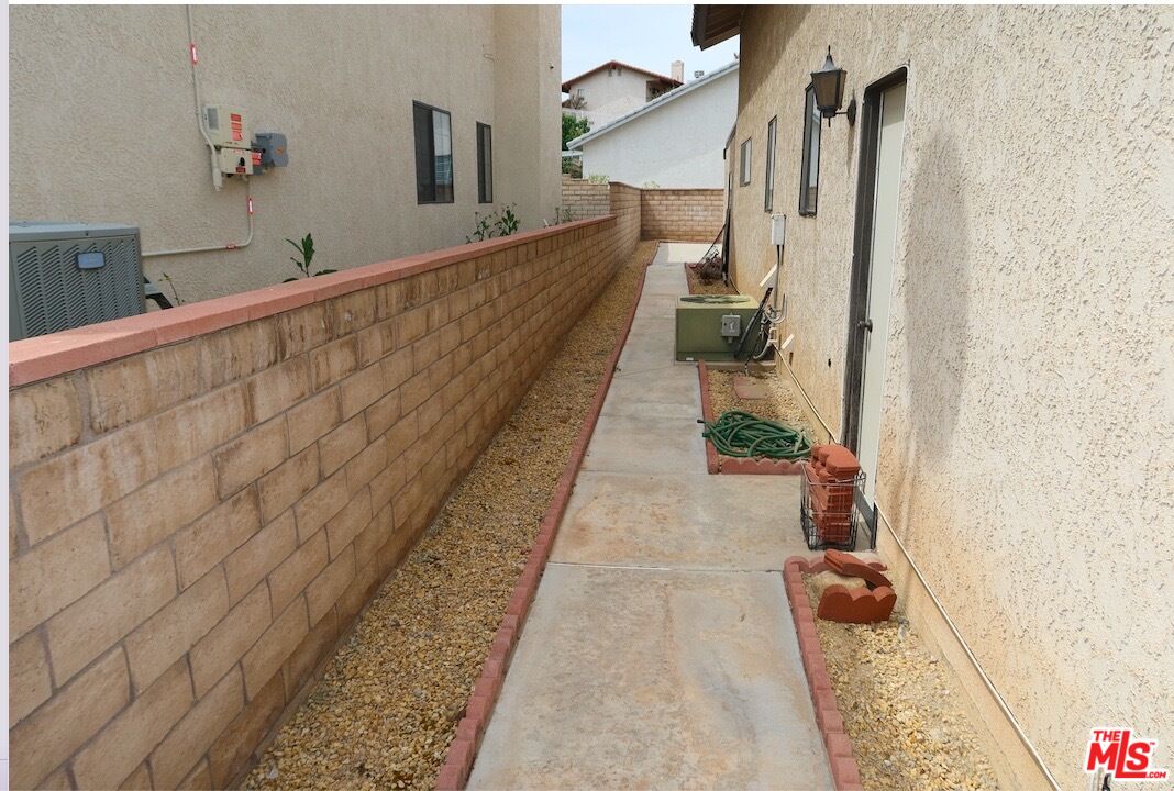 13330 Tamarisk Road Victorville, CA 92395 - Photo 9 of 33 a view of balcony with couch