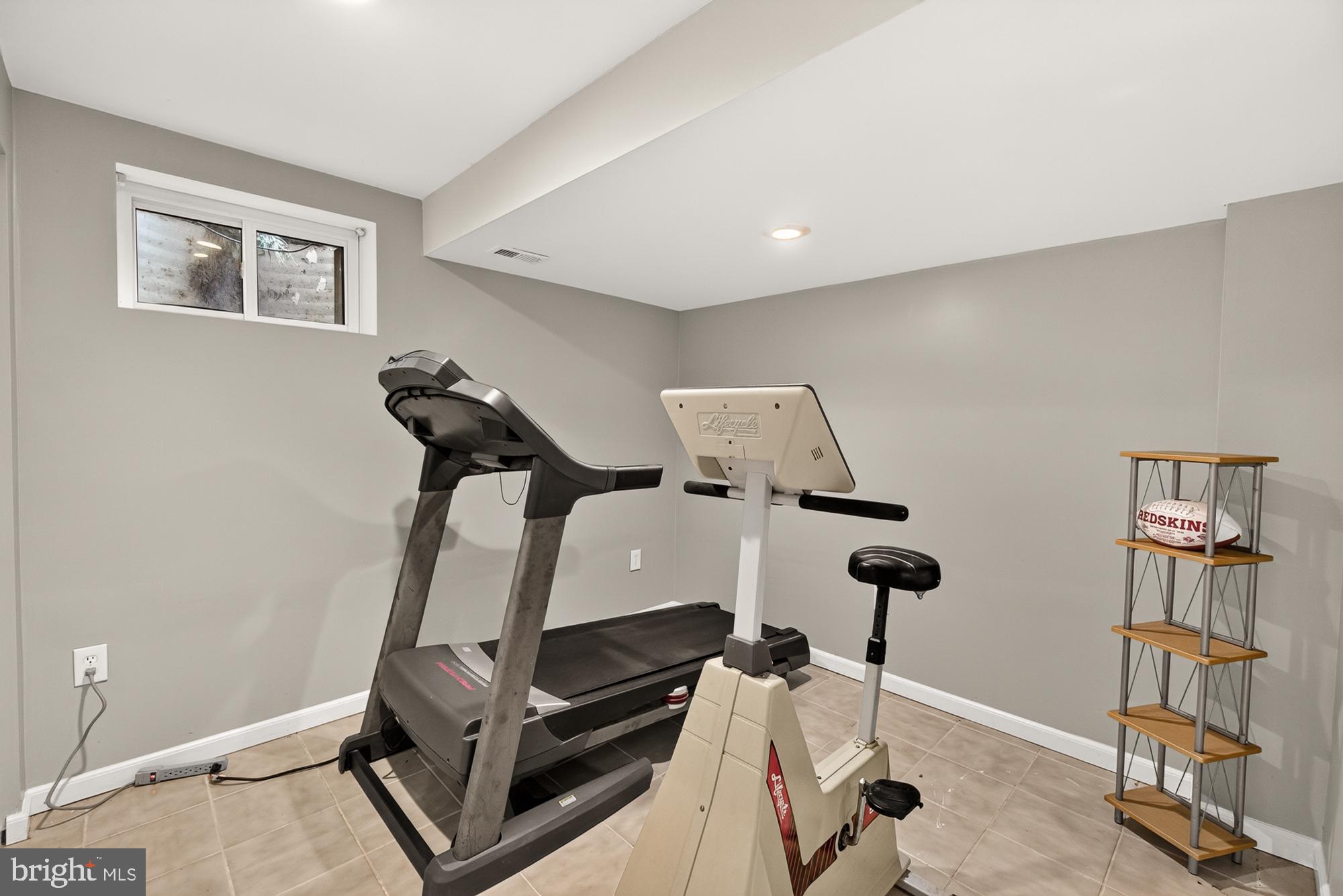 10202 Leslie Street Silver Spring, MD 20910 - Photo 33 of 44 Bottom level space