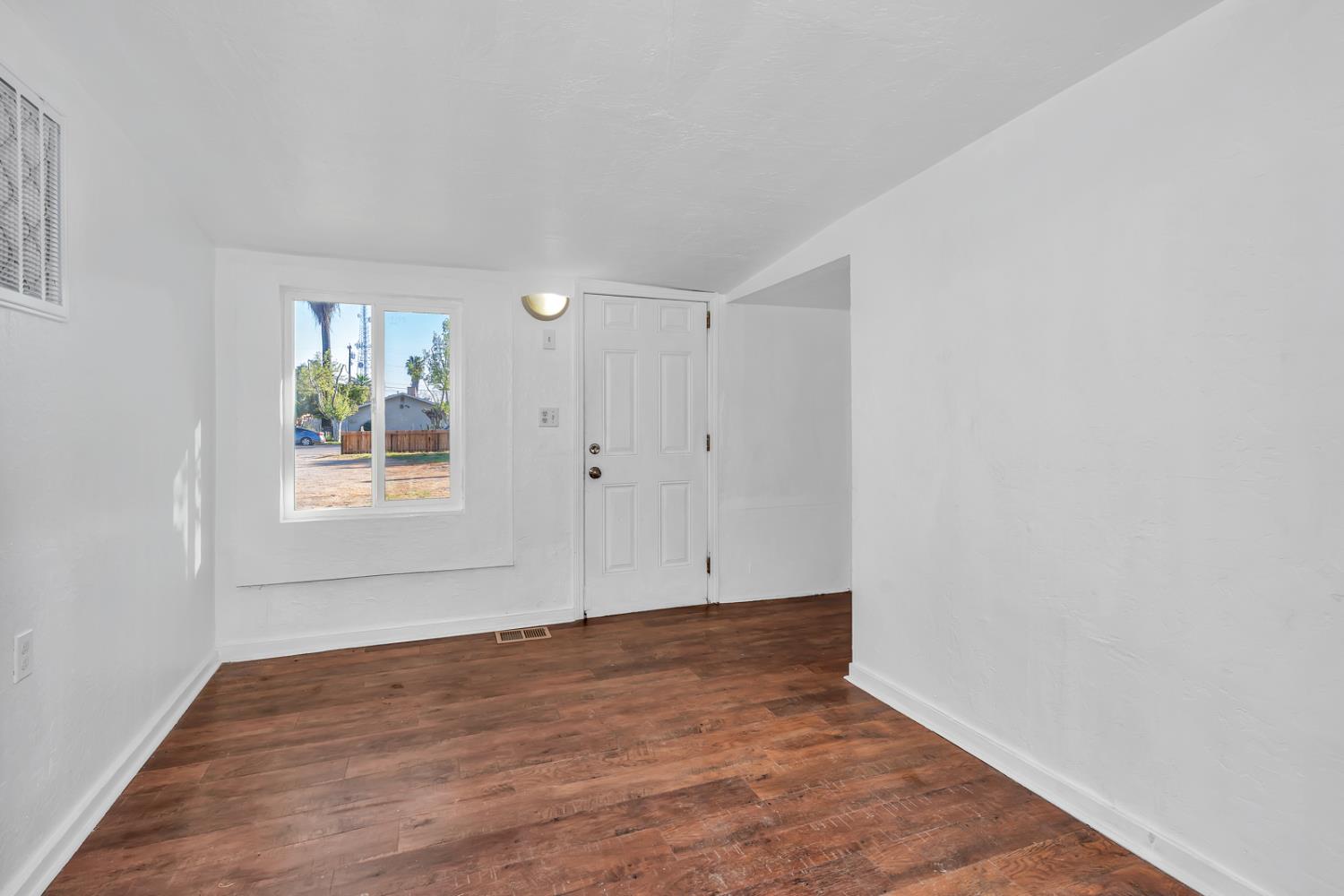 710 South G Street Madera, CA 93637 - Photo 5 of 32