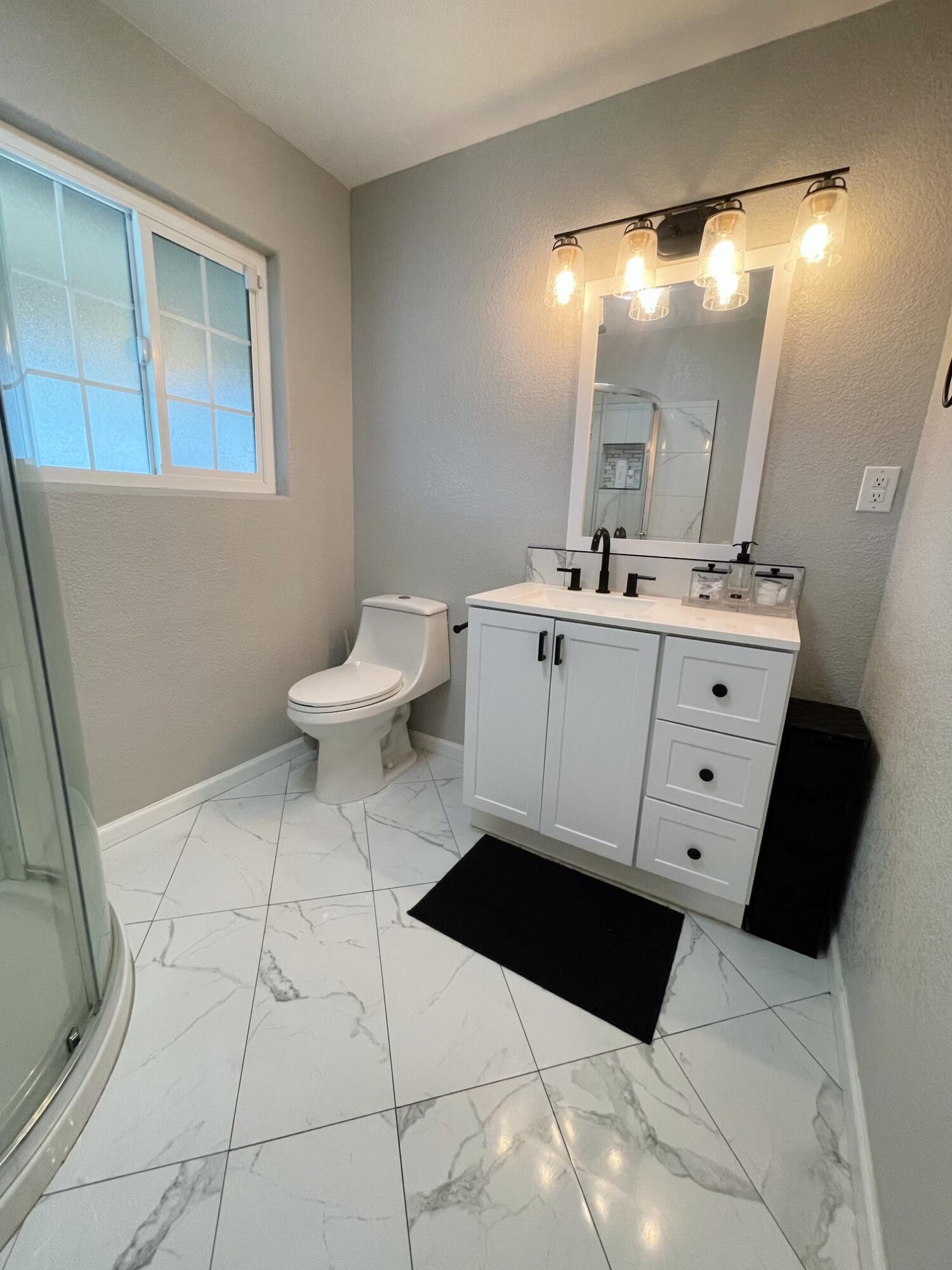 600 South R Street Tulare, CA 93274 - Photo 11 of 23 bathroom1
