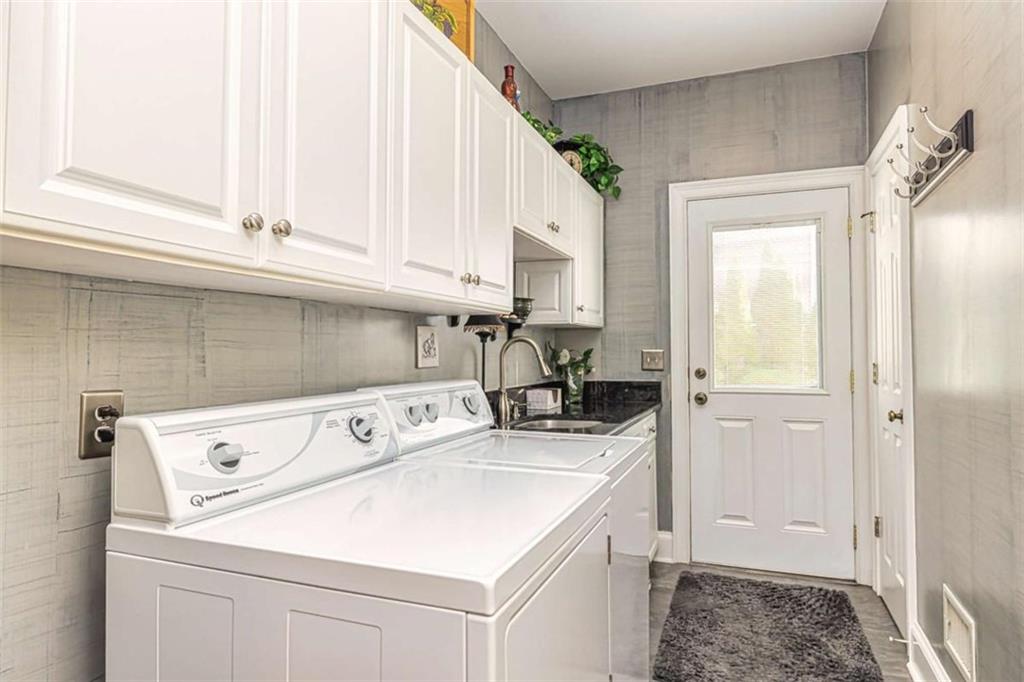 35 Torrey Pines Court Newnan, GA 30265 - Photo 21 of 54 a utility room with dryer and washer