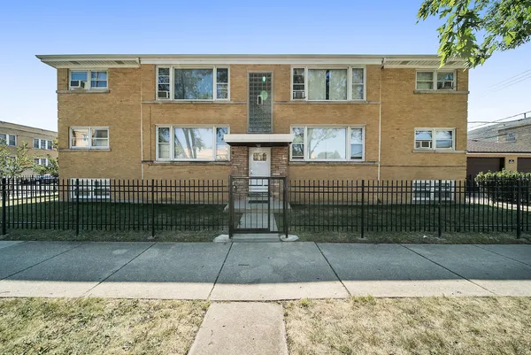 $1,700 | 5201 West Wellington Avenue, Unit 2E, Chicago, IL 60641