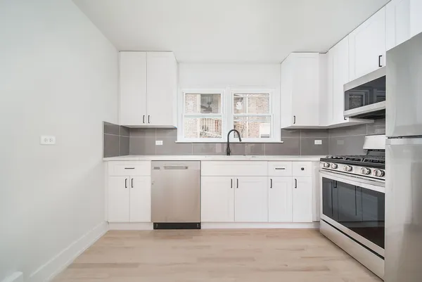 $1,700 | 5201 West Wellington Avenue, Unit 2E, Chicago, IL 60641