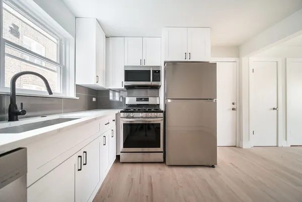 $1,700 | 5201 West Wellington Avenue, Unit 2E, Chicago, IL 60641