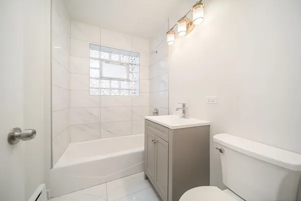 $1,700 | 5201 West Wellington Avenue, Unit 2E, Chicago, IL 60641