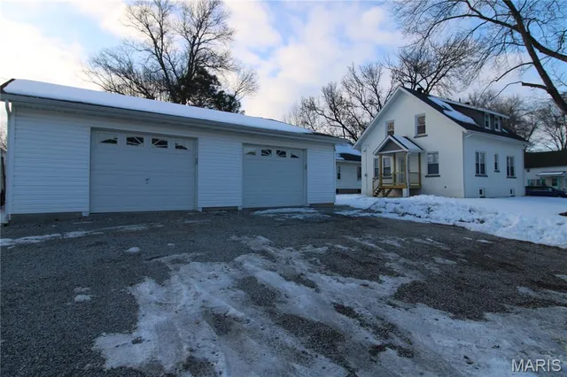 $294,900 | 1420 13th Street, Highland, IL 62249