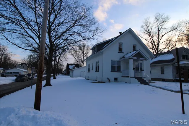 $294,900 | 1420 13th Street, Highland, IL 62249