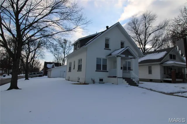 $294,900 | 1420 13th Street, Highland, IL 62249